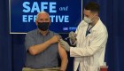 Mike Pence se vacuna contra el covid-19