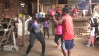 Boxeadora enseña autodefensa a jóvenes de su barrio