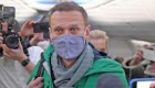 Detienen a Navalny a su regreso a Rusia
