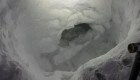 Construyó una cueva de nieve para sobrevivir en la montaña