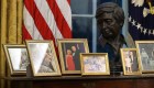 Biden honra a César Chávez con busto en la Oficina Oval