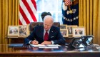 Biden firma decretos para retomar Obamacare y salud reproductiva