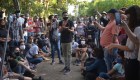 Ministro de Cultura de Cuba enfrenta a periodista en protesta