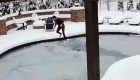 Se arroja a piscina congelada para salvar a su perro