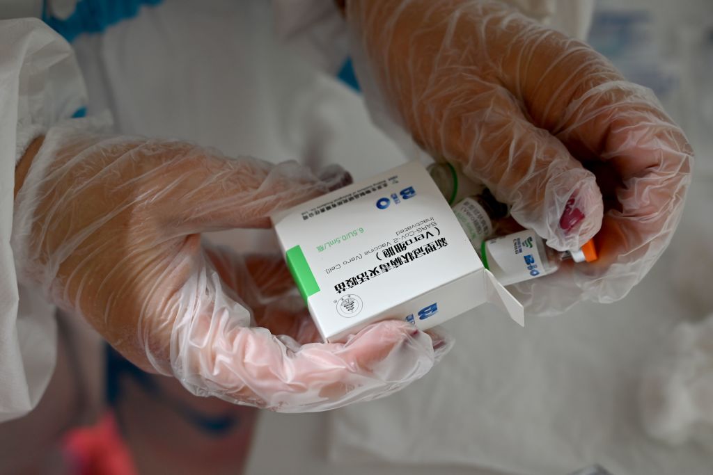 Perú recibe el primer cargamento de vacunas de Sinopharm