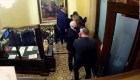 Muestran video de Pence y su familia escapando de ataque al Capitolio