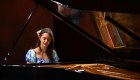 Conoce la mística historia de una pianista pascuense