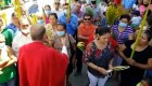 Mira cómo un sacerdote le quita la mascarilla a una feligresa en Honduras
