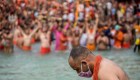 Más de 650.000 peregrinos se bañan en el río Ganges
