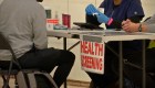 Falla estrategia de vacunación a minorías en California