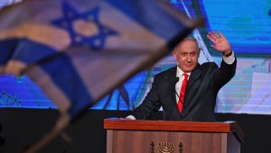 Netanyahu enfrenta un juicio por corrupción mientras negocia para volver a ser primer ministro