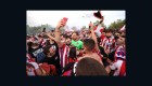 Hinchas del Atlético de Madrid celebran eufóricamente el campeonato