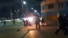 Imágenes fuertes: bomba molotov hiere a policía en Colombia