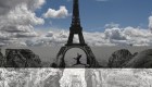 Mira la torre Eiffel flotar sobre acantilados