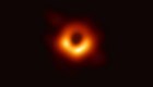 Un material imita las propiedades de los agujeros negros