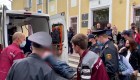 Activista se corta la garganta en juzgado de Belarús