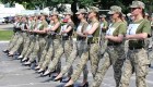 Redoblan defensa de mujeres soldados marchando en tacones