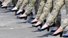 Polémica: ordenaron a mujeres soldado marchar en tacones