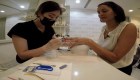 Manicura con microchips en Dubai