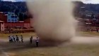 Un remolino de arena interrumpe partido de fútbol