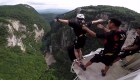 Mira uno de los saltos en bungee más alto del mundo