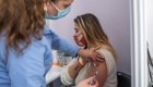 Así es la vacunación con tercera dosis en Chile
