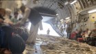 EE.UU. logra evacuar a 1.800 personas más de Afganistán