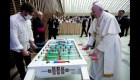 Mira al papa Francisco jugando al metegol en audiencia