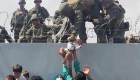 Soldados estadounidenses en Kabul reciben a bebé