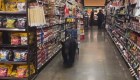 Video muestra a oso hambriento en un supermercado de Los Angeles