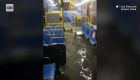 Mira a un autobús de Nueva York salir de una inundación