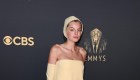 Emma Corrin roba las miradas en la alfombra de los Emmy 2021