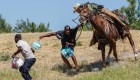 Video capta agentes a caballo enfrentando migrantes
