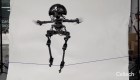Este robot camina en la cuerda floja y puede volar