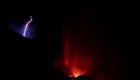 Un rayo y la lava, imágenes del volcán en La Palma