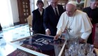 El papa Francisco recibe camiseta del astro Lionel Messi