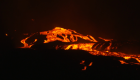 Científicos toman muestras de lava del volcán en erupción