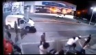 Video registra ataque armado frente a un bar en México