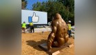Protestan con estatua de gorila en edificio de Facebook