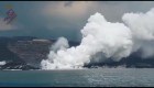 Lava del volcán toca el mar y deja nubes efervescentes