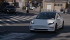 Mira un Tesla en modo "conducción autónoma completa"