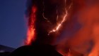 Increíbles imágenes: rayo atraviesa al volcán de La Palma