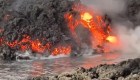 Piedras de fuego caen al mar en La Palma
