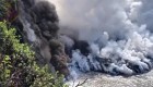 Nubes de gases y fuego por la llegada de la lava al mar