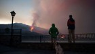 Mira el colapso de un invernadero por el peso de la ceniza en La Palma