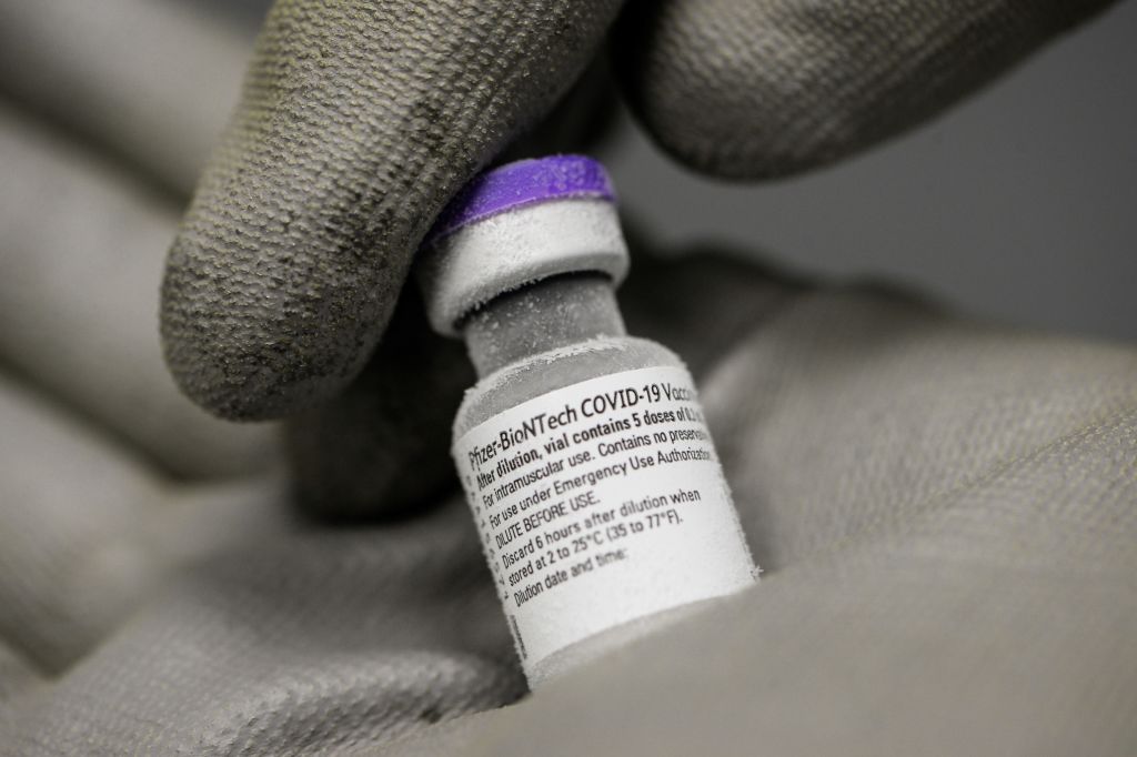 FDA autoriza refuerzos de dos vacunas contra el covid-19 para adultos