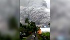 Corren por sus vidas tras erupción del volcán de Indonesia