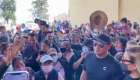 Fans cantan mientras esperan la llegada del cuerpo de Vicente Fernández