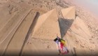 Dos "pájaros" de Red Bull sobrevuelan las pirámides de Giza