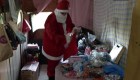 Un Papá Noel solidario ayuda en las favelas